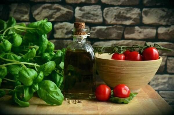 Olive oil tomatoes basil eat 111134