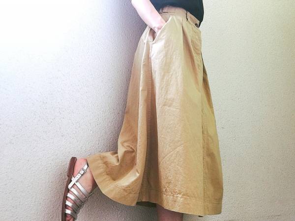 Uniqlo UのTシャツが優秀。正統派スカートとも相性抜群です