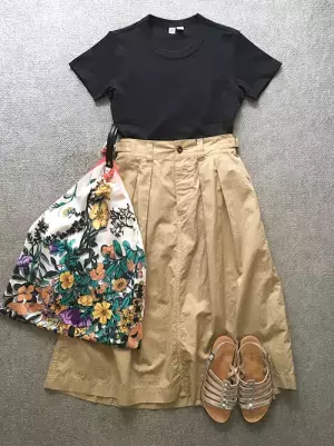 Uniqlo UのTシャツが優秀。正統派スカートとも相性抜群です