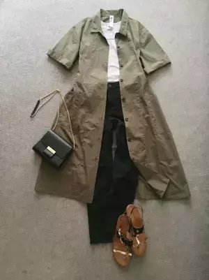 ZARAの黒スキニーが優秀。ワンピースとの重ね着コーデもすっきりと