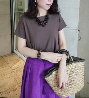 きれい色マキシスカートにはニュアンスカラーのトップスがなじみます