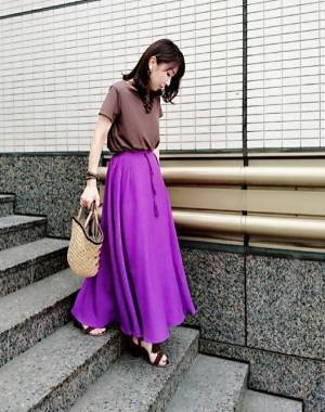 きれい色マキシスカートにはニュアンスカラーのトップスがなじみます