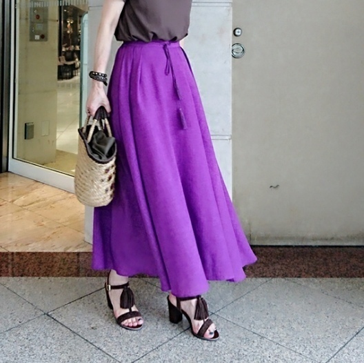 きれい色マキシスカートにはニュアンスカラーのトップスがなじみます