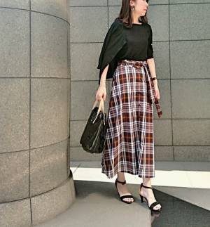 夏に穿きたいプリントスカート。おしゃれに見せるトップス選びのコツ４つ