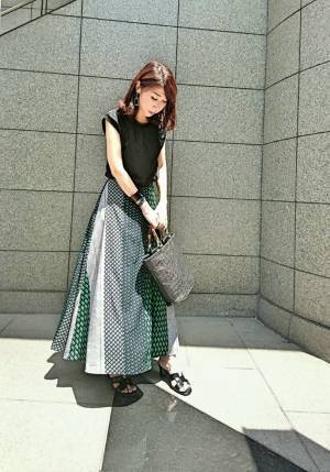 夏に穿きたいプリントスカート。おしゃれに見せるトップス選びのコツ４つ