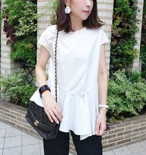 甘めトップスを着たい日は黒パンツで引き締める