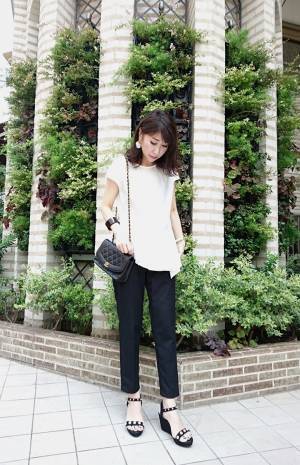 甘めトップスを着たい日は黒パンツで引き締める