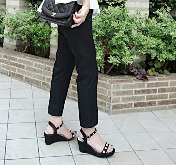 甘めトップスを着たい日は黒パンツで引き締める