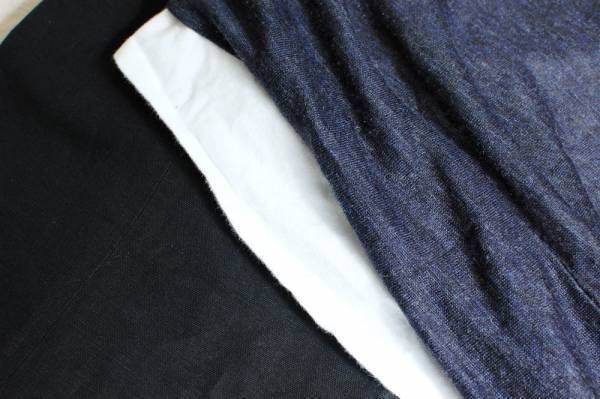 リネンのワイドパンツなら、真夏の黒も涼しく見える