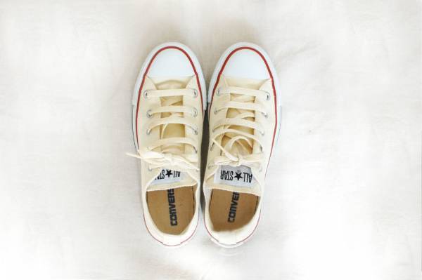 リネンのワイドパンツなら、真夏の黒も涼しく見える