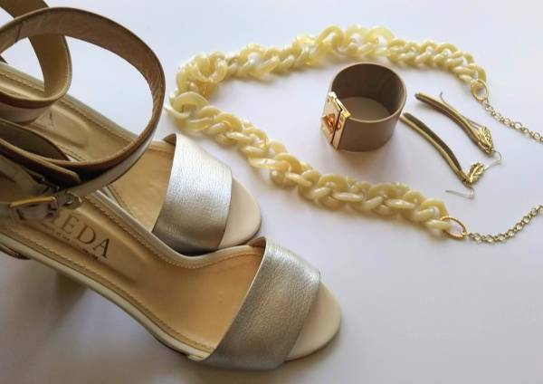 白パンツが１枚あるといい。辛口にも甘口にも着こなせるから