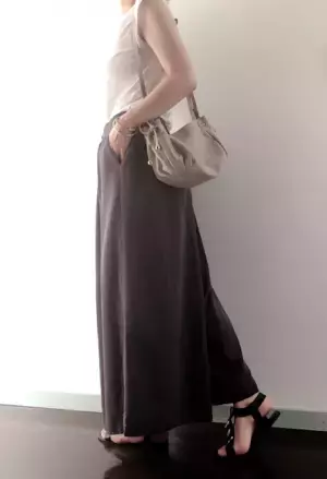 シンプルコーデでスタイルアップ。縦ラインを強調し、重心を上げるコツ