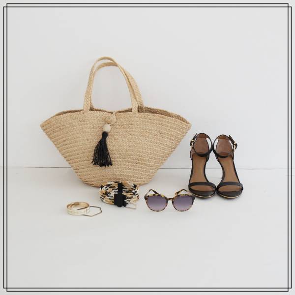 ベージュ×ホワイトコーデは、引き締め小物を取り入れて