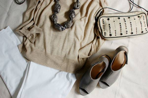 ベージュ×ホワイトコーデ。グレーのアクセサリーなら馴染みます