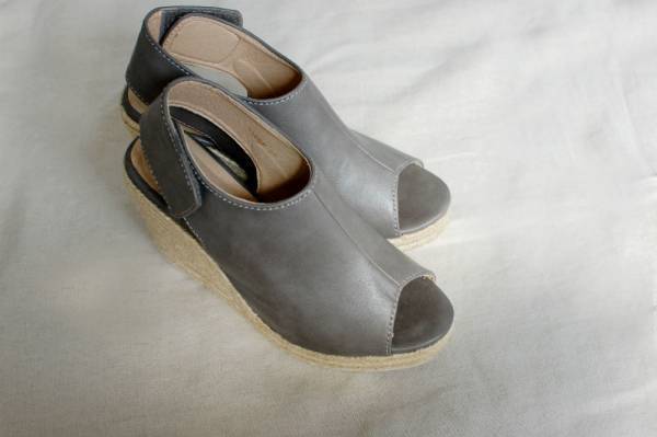 ベージュ×ホワイトコーデ。グレーのアクセサリーなら馴染みます