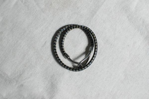 ベージュ×ホワイトコーデ。グレーのアクセサリーなら馴染みます