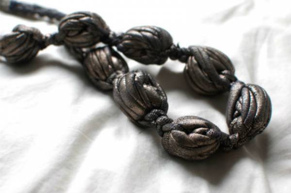 ベージュ×ホワイトコーデ。グレーのアクセサリーなら馴染みます