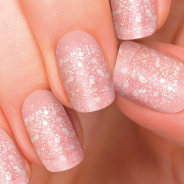 乾かす時間ゼロ。本物の色とツヤを楽しめる「貼るだけマニキュア」