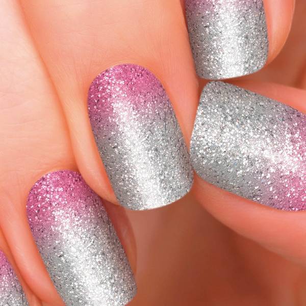 乾かす時間ゼロ。本物の色とツヤを楽しめる「貼るだけマニキュア」