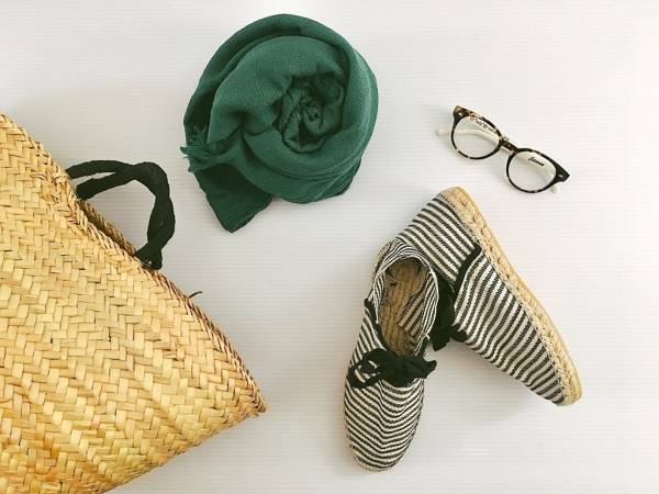 パリ発「MAISON KITSUNÉ」のTシャツが名品。印象的なきれいめコーデが叶います