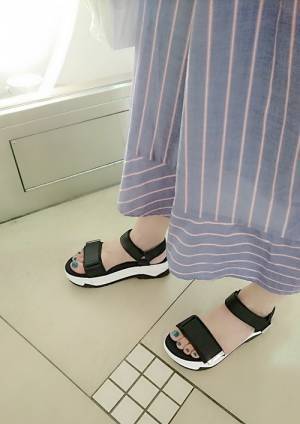 履くだけでおしゃれな足元に。大人向けプチプラサンダルをふたつセレクト！