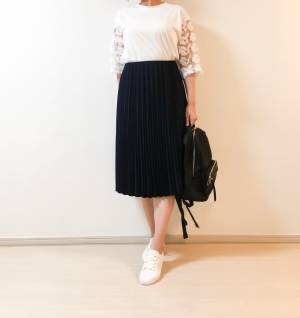 UNIQLOのクレーププリーツスカートが優秀。スポーツMIXコーデも簡単です