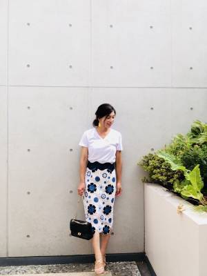 ZOZOのオーダーTシャツが着心地最高。柄スカートにもぴったりです