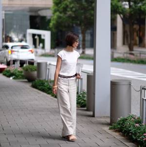 なじみ色Tシャツ投入で、涼感漂うワントーンコーデ