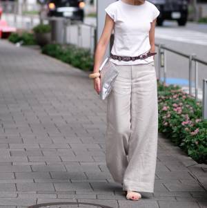 なじみ色Tシャツ投入で、涼感漂うワントーンコーデ