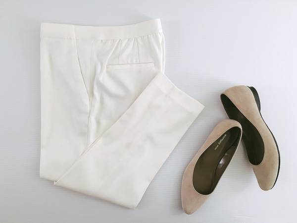 UNIQLOの白アンクルパンツが優秀。秋のエッセンスを足してみました