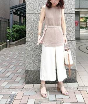 スタイル良く見せる“ロング＆リーン”なシルエットを作る白パンツ