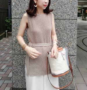 スタイル良く見せる“ロング＆リーン”なシルエットを作る白パンツ