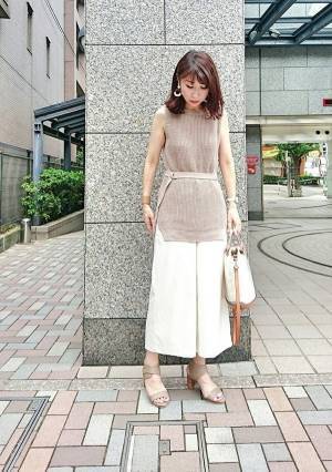 スタイル良く見せる“ロング＆リーン”なシルエットを作る白パンツ