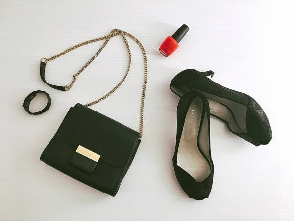 エッジィなトップスの着こなし方はパリジェンヌに学ぶといい