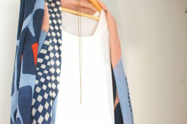 シンプルな白パンツで作る、大人のホワイトワントーンコーデ