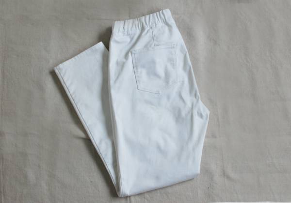 シンプルな白パンツで作る、大人のホワイトワントーンコーデ