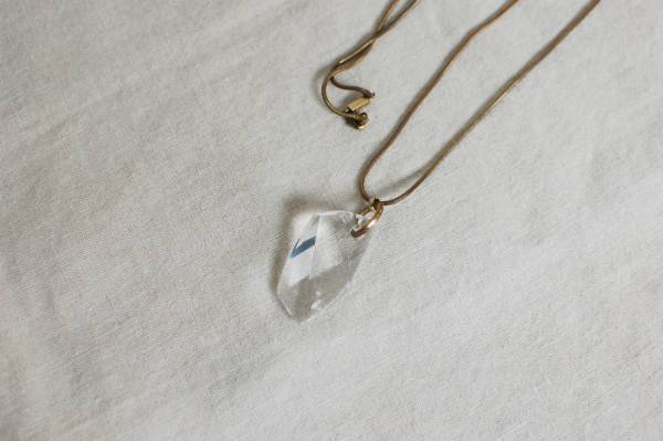 シンプルな白パンツで作る、大人のホワイトワントーンコーデ