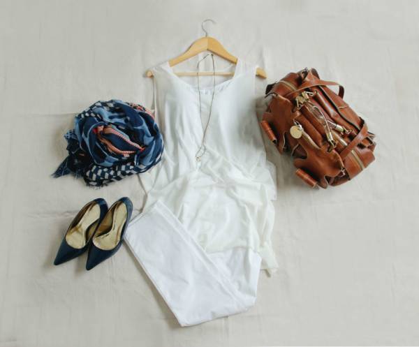 シンプルな白パンツで作る、大人のホワイトワントーンコーデ