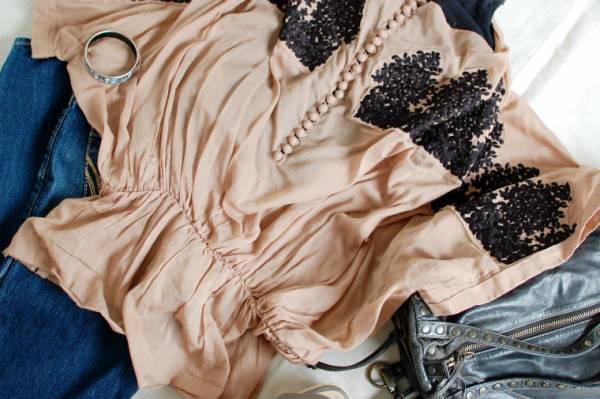 フェミニンなシースルーシャツは、カッコよく着こなす