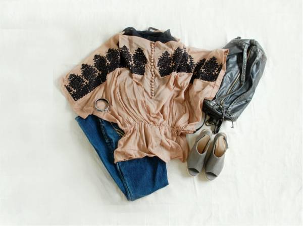 フェミニンなシースルーシャツは、カッコよく着こなす