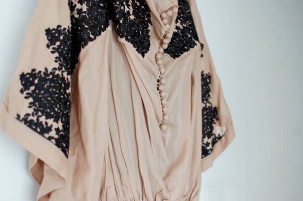 フェミニンなシースルーシャツは、カッコよく着こなす