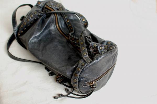 フェミニンなシースルーシャツは、カッコよく着こなす