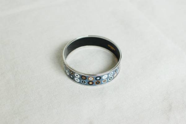 フェミニンなシースルーシャツは、カッコよく着こなす