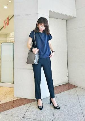 バックシャンなオールネイビーコーデで「モード可愛い」を楽しむ