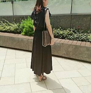 バックシャンなオールネイビーコーデで「モード可愛い」を楽しむ