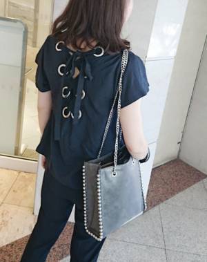 バックシャンなオールネイビーコーデで「モード可愛い」を楽しむ