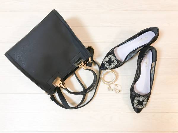 GUサテンスタンドカラーブラウスが優秀。プチプラに見えないリッチ感