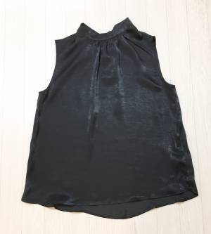 GUサテンスタンドカラーブラウスが優秀。プチプラに見えないリッチ感