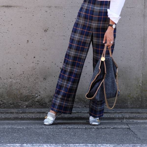 ZARAのチェックパンツと合わせる、エッジィな秋小物
