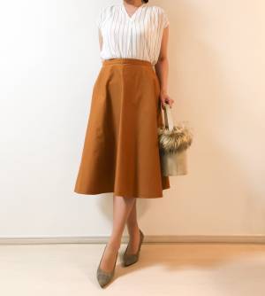 UNIQLOのサーキュラースカートが優秀。ブラウンを選んで秋の装いに